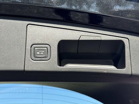 Used 2021 Cadillac XT4 Premium Luxury w/ Enhanced Visibility Package image 12