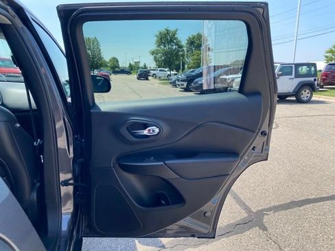 Used 2020 Jeep Cherokee Trailhawk w/ Cold Weather Group AWD/4WD image 26