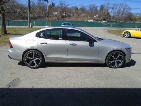 Used 2025 Volvo S60 B5 Core image 9