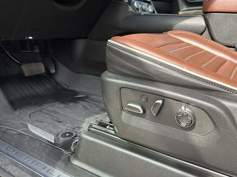 Used 2023 GMC Yukon XL Denali Ultimate image 11