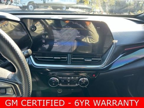 Used 2025 Chevrolet Trax RS w/ Sunroof Package image 24