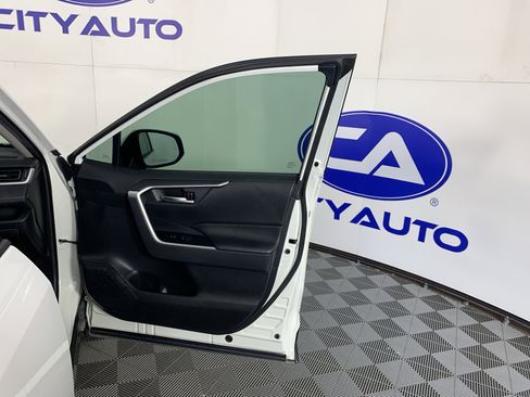 Used 2019 Toyota RAV4 XLE Premium FWD image 39