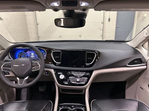 Used 2024 Chrysler Pacifica Limited w/ Uconnect Theater Family Group FWD image 17
