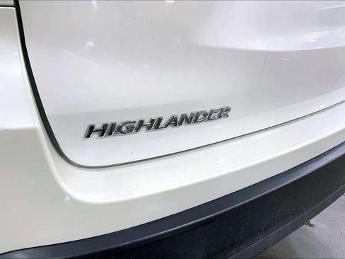 Used 2018 Toyota Highlander LE w/ Carpet Mat Package (TMS) image 18