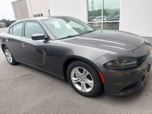 Used 2019 Dodge Charger SXT RWD image 2