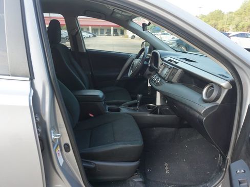 Used 2018 Toyota RAV4 LE FWD image 21