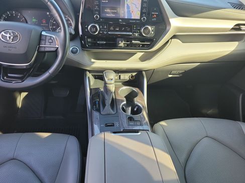 Used 2020 Toyota Highlander Limited FWD image 18