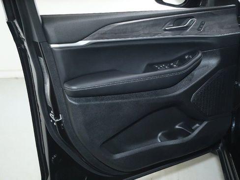 Used 2025 Jeep Grand Cherokee Limited w/ Luxury Tech Group II AWD/4WD image 16