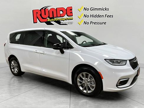 Used 2024 Chrysler Pacifica Touring-L image 7