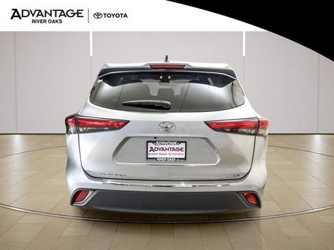 Used 2023 Toyota Highlander LE FWD image 6