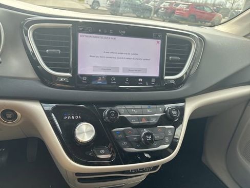 Used 2023 Chrysler Pacifica Touring-L image 29