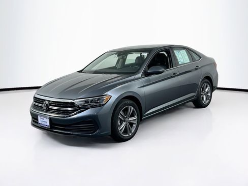 Used 2023 Volkswagen Jetta SE image 1