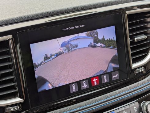 Used 2021 Chrysler Pacifica Touring-L w/ Uconnect Theater Family Group AWD/4WD image 20