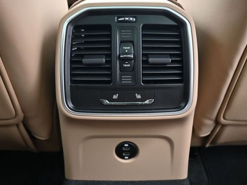 Certified 2026 Porsche Macan AWD/4WD image 8