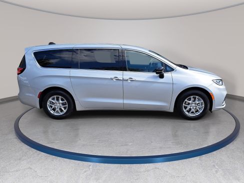 New 2026 Chrysler Pacifica Select image 4
