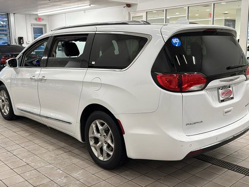 Used 2018 Chrysler Pacifica Limited image 7