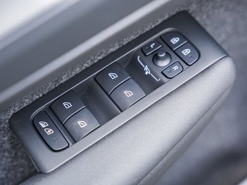 Certified 2025 Volvo XC40 B5 Ultra w/ Climate Package image 41