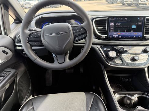 Used 2025 Chrysler Pacifica Limited FWD image 8