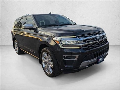 Used 2023 Ford Expedition Platinum image 3