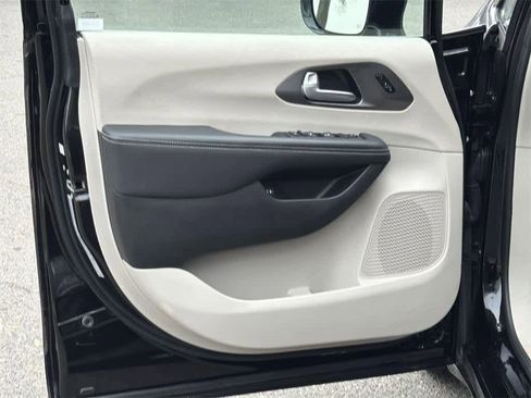 Used 2024 Chrysler Pacifica Select image 23