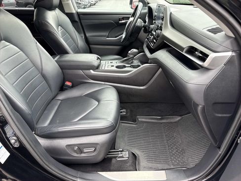 Used 2021 Toyota Highlander XLE AWD/4WD image 25