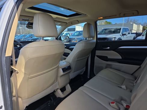 Used 2019 Toyota Highlander XLE image 18
