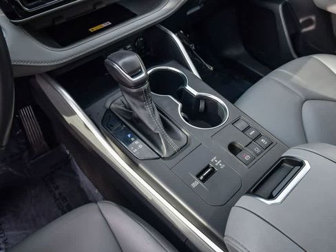 Used 2023 Toyota Highlander XLE image 22