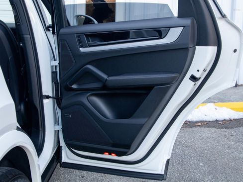 Certified 2024 Porsche Cayenne image 30