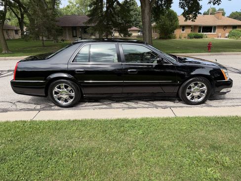 Used 2006 Cadillac DTS w/ Trunk Convenience Package FWD image 6