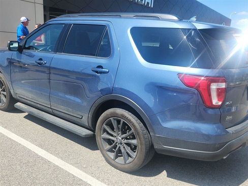 Used 2018 Ford Explorer XLT w/ Equipment Group 202A AWD/4WD image 6