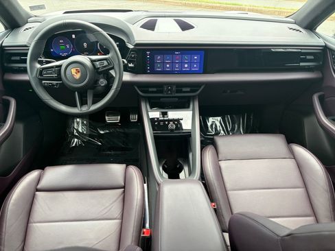 Certified 2025 Porsche Macan 4S Electric AWD/4WD image 16