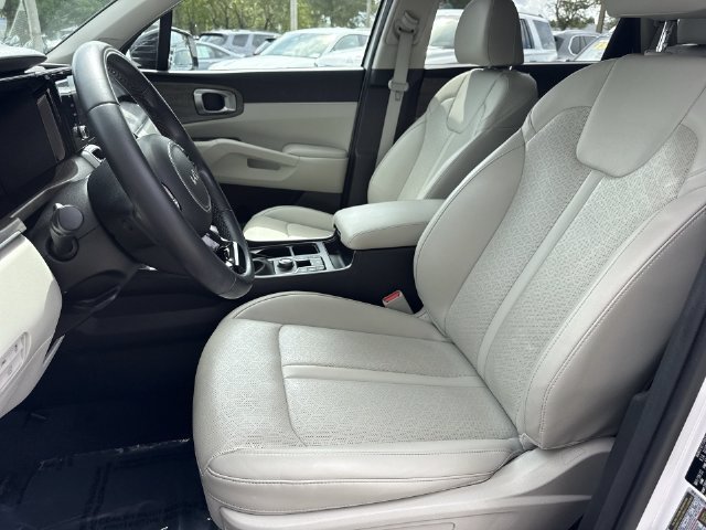 Used 2022 Kia Sorento EX w/ Panoramic Sunroof Package FWD image 11