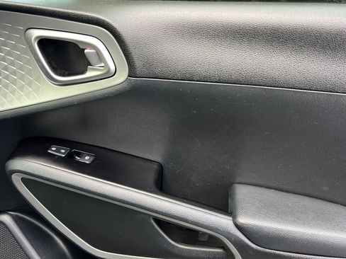 Used 2022 Kia Soul LX image 18