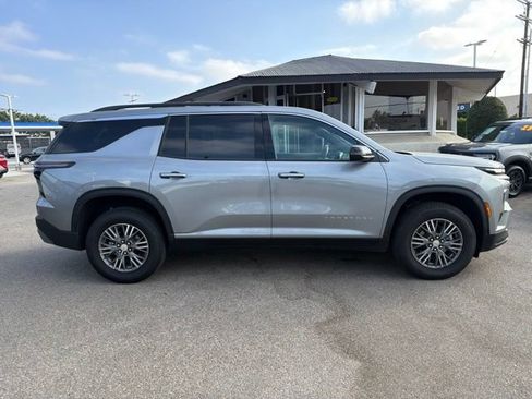 Used 2026 Chevrolet Traverse LT FWD image 8