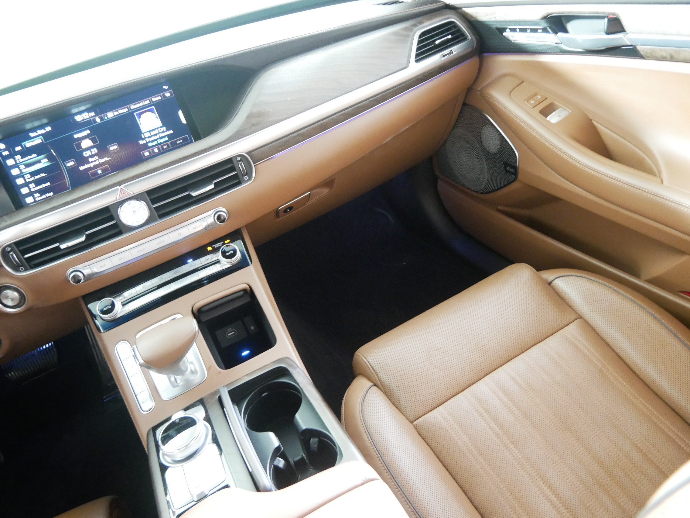 Used 2020 Genesis G90 5.0 Ultimate AWD/4WD image 11