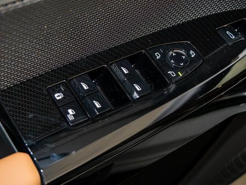 Used 2025 BMW 740i xDrive w/ Premium Package image 15