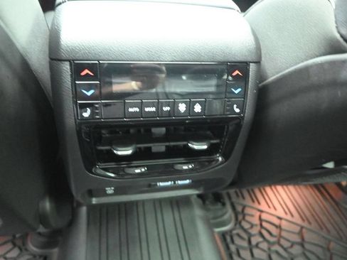 Used 2024 Jeep Grand Cherokee Overland w/ Luxury Tech Group IV AWD/4WD image 18
