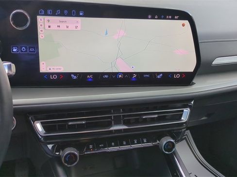 Used 2025 Chevrolet Traverse LT image 17