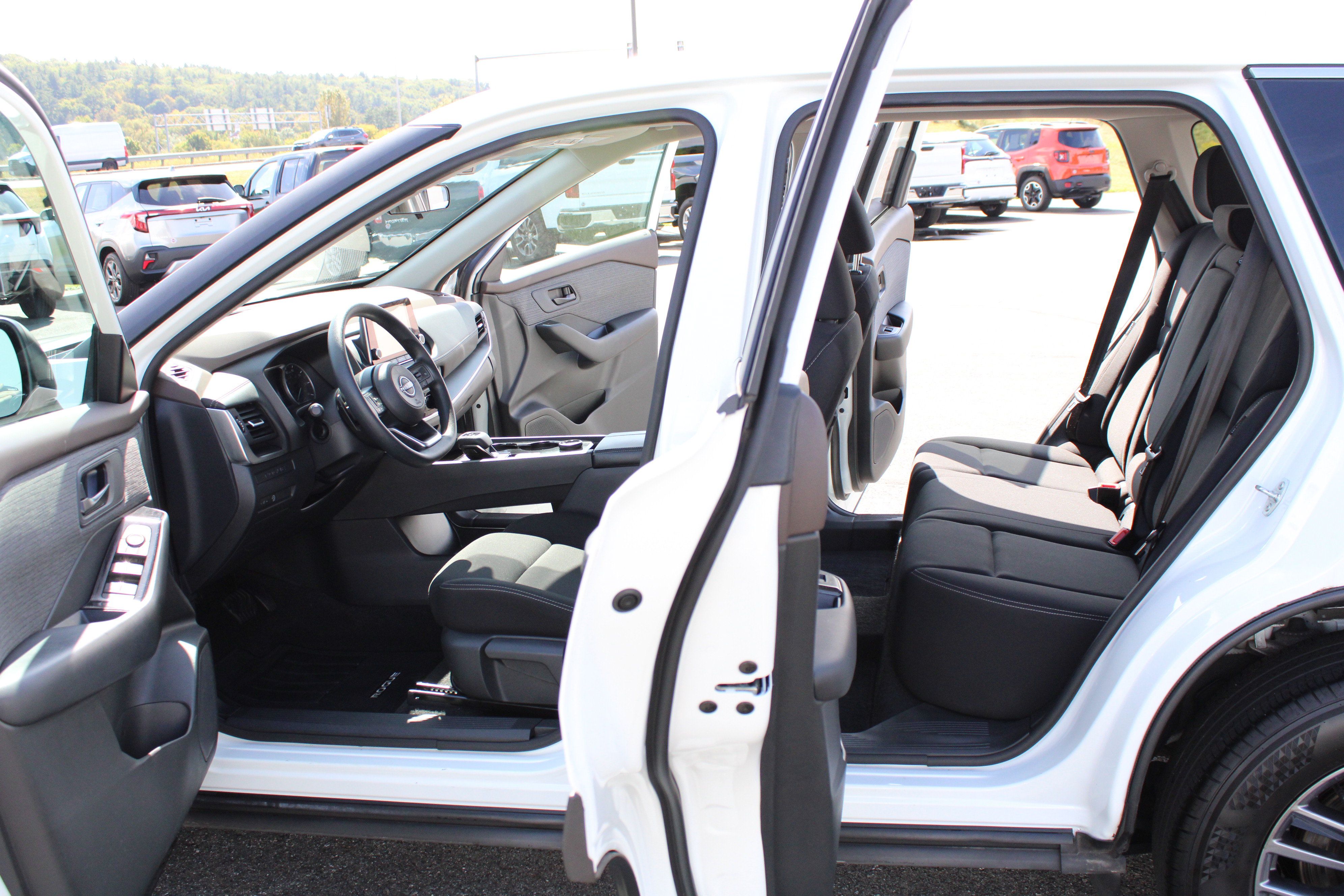 Used 2023 Nissan Rogue S AWD/4WD image 19
