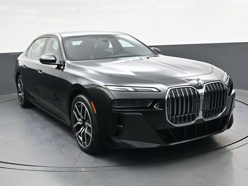 Used 2025 BMW 760i xDrive w/ Luxury Rear Seating Package AWD/4WD image 11