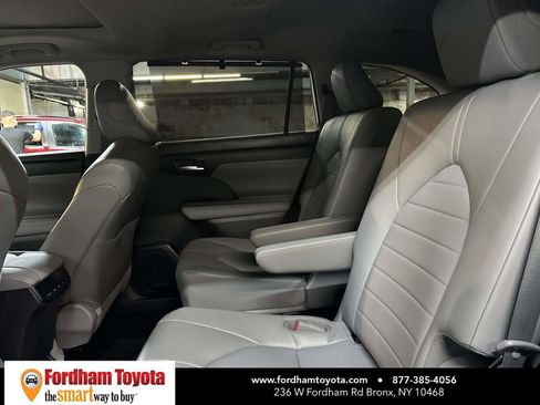 Used 2022 Toyota Highlander XLE image 16