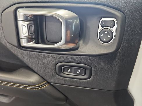 Used 2025 Jeep Wrangler Unlimited Sahara AWD/4WD image 27