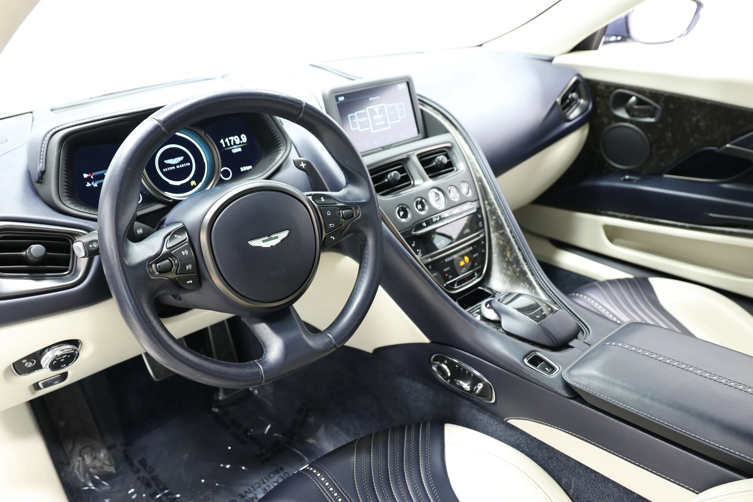 Used 2019 Aston Martin DB11 Coupe RWD image 28