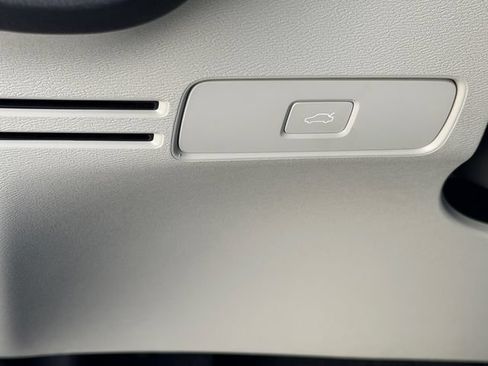 Certified 2025 Volvo XC40 B5 Ultra w/ Protection Package Premier AWD/4WD image 28
