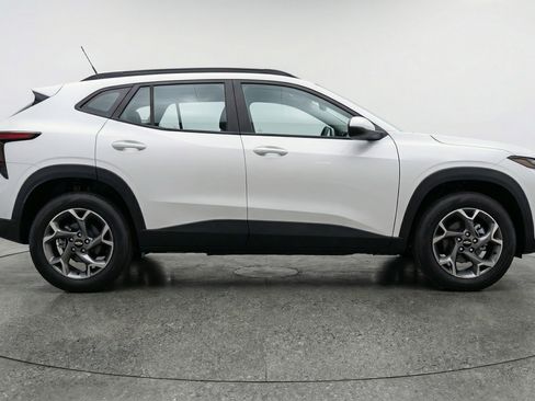 Used 2025 Chevrolet Trax LT w/ LT Convenience Package image 11