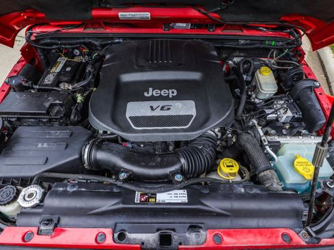 Used 2015 Jeep Wrangler Unlimited Sahara w/ Connectivity Group AWD/4WD image 16