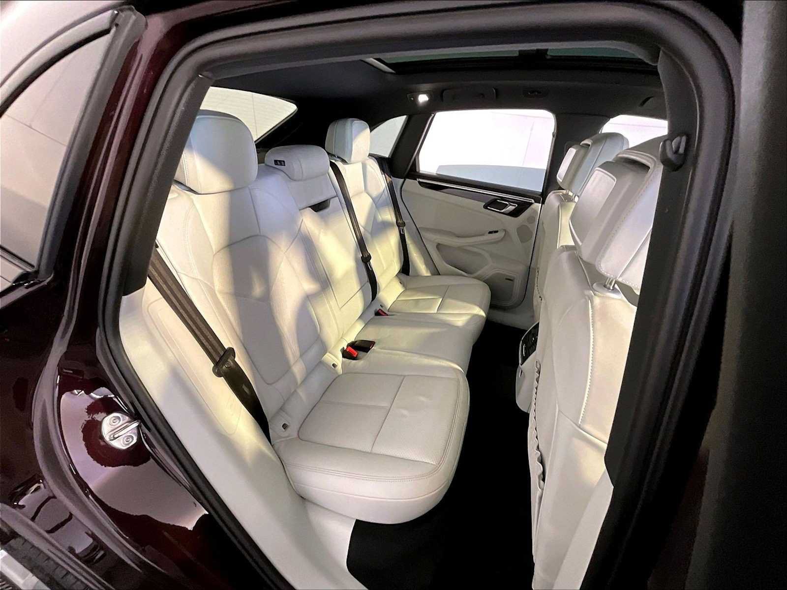 Certified 2024 Porsche Macan AWD/4WD image 23