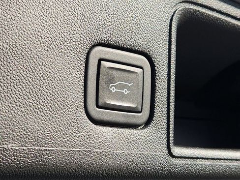 Used 2023 GMC Terrain SLT image 30