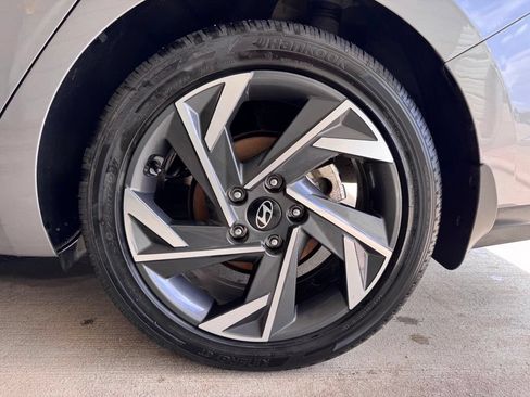 Certified 2025 Hyundai Elantra Limited FWD image 27
