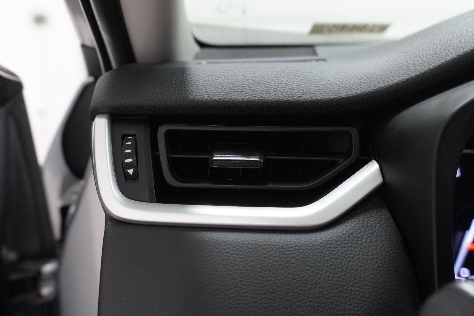 Used 2025 Toyota RAV4 LE AWD/4WD image 13